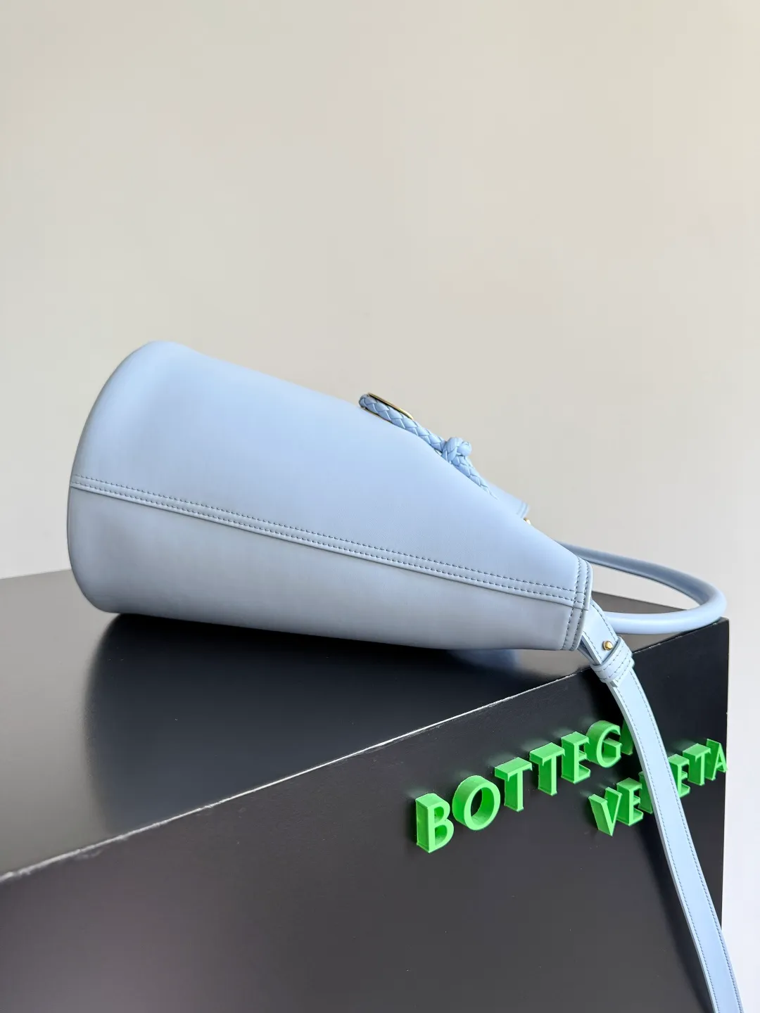 Batch 1880 BOTTEGA VENETA 2025 new women's LIBERTA small bucket bag The wind of "freedom" is still blowing towards summer🫧Unique bag shape and large enough capacity. This kind of small bag has always been very popular in summer. It can easily store essential items such as sunscreen and mini 5-fold umbrella when carrying it when going out. It uses braided knots and horseshoe buckle shapes. The metal ring is used for opening and closing, and the classic weaving is only used as an embellishment here, giving way to the simplicity of all-leather. It is a true combination of innovation and classics. It is also equipped with a detachable long shoulder strap. Friends who don’t like to carry it on the shoulder can only buy this bag and have more choices. Style number: 806038 Size: 30*18*18cm